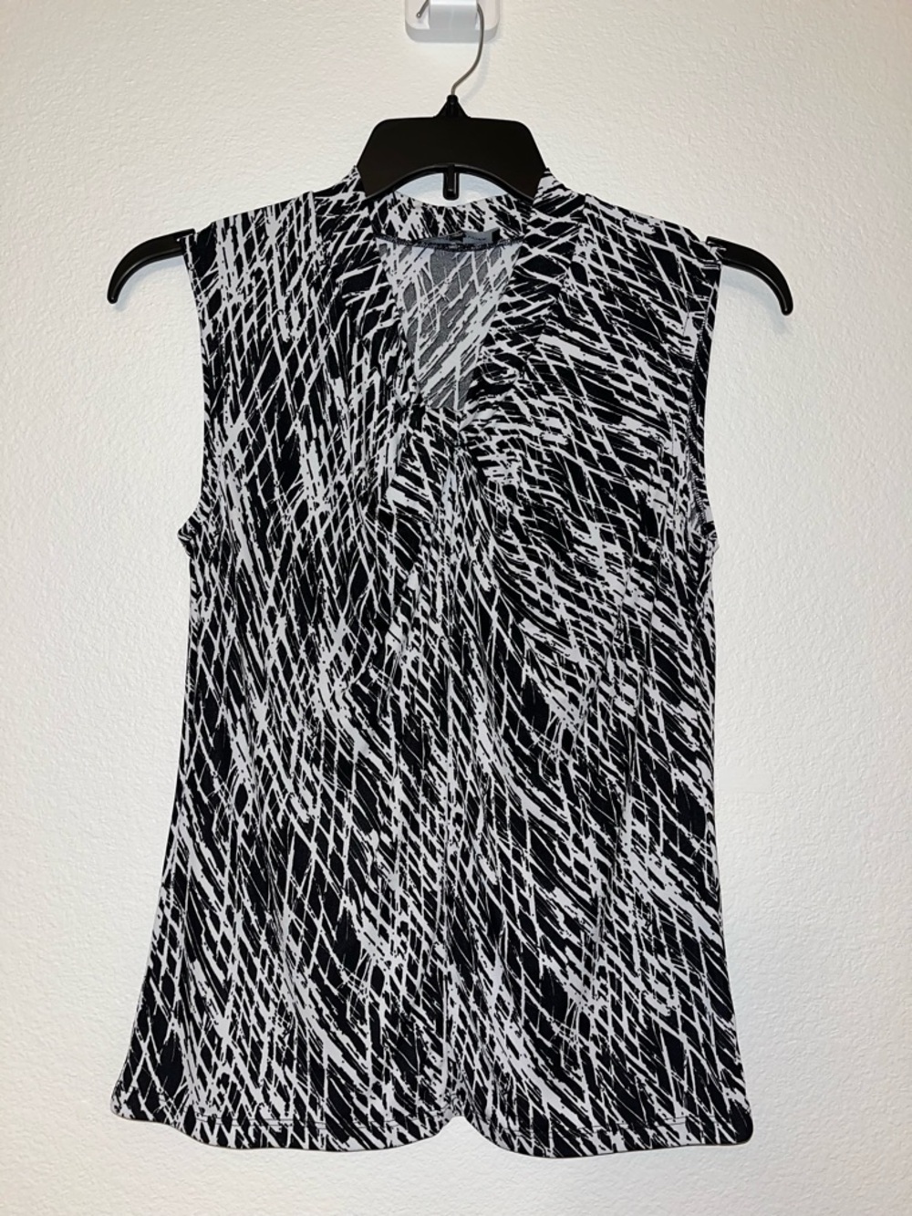 Jones New York Black & White V-Neck Sleeveless Top